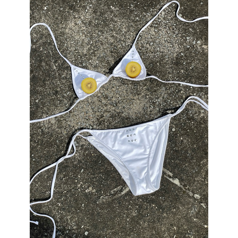 Bikini Set "VŨNG TÀU" |𝟏𝟐𝟎𝟗𝐬𝐭𝐮𝐝𝐢𝐨| bikini tam giác 2 mảnh màu trắng đính hạt kim loại