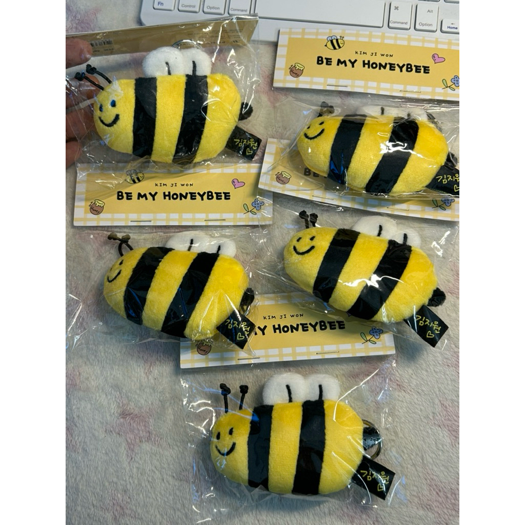 Keyring móc khoá con ong Be my one Kim Jiwon chính hãng HZ
