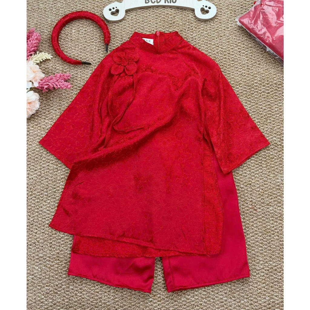 Áo dài gấm đỏ đính hoa cúc mặc Tết kèm bờm cho bé gái size 7-27kg - Hana House