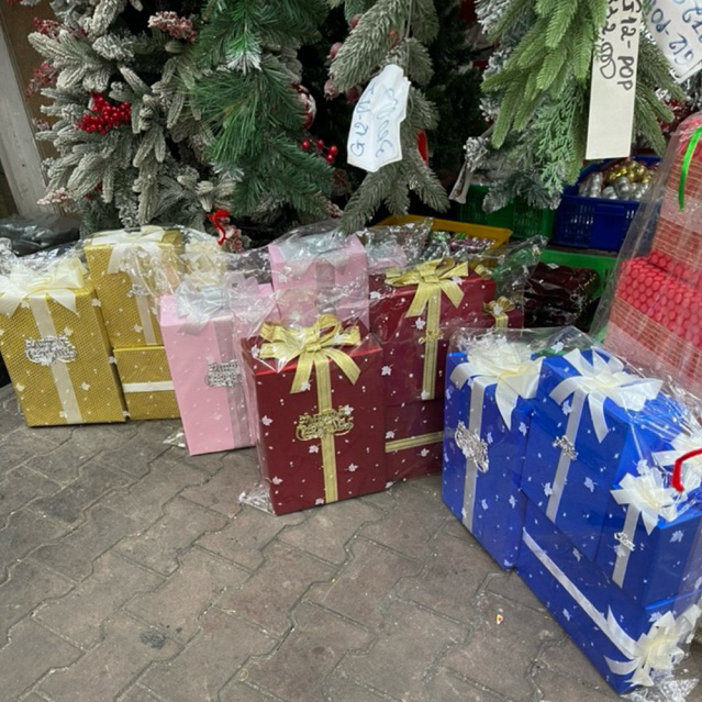 Set hộp quà trang trí chân cây thông noel