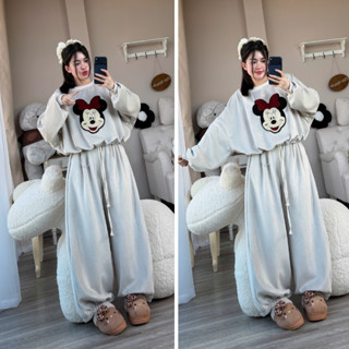  Sét Bộ Nỉ Nhung Gân Lót Lông áo cổ tròn phối quần bom dài thêu hình Mickki màu be mặc mùa đông ấm áp 