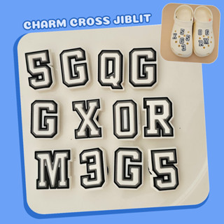 Charm sticker gắn cross mẫu chữ cái nền trắng viền đen sắc nét
