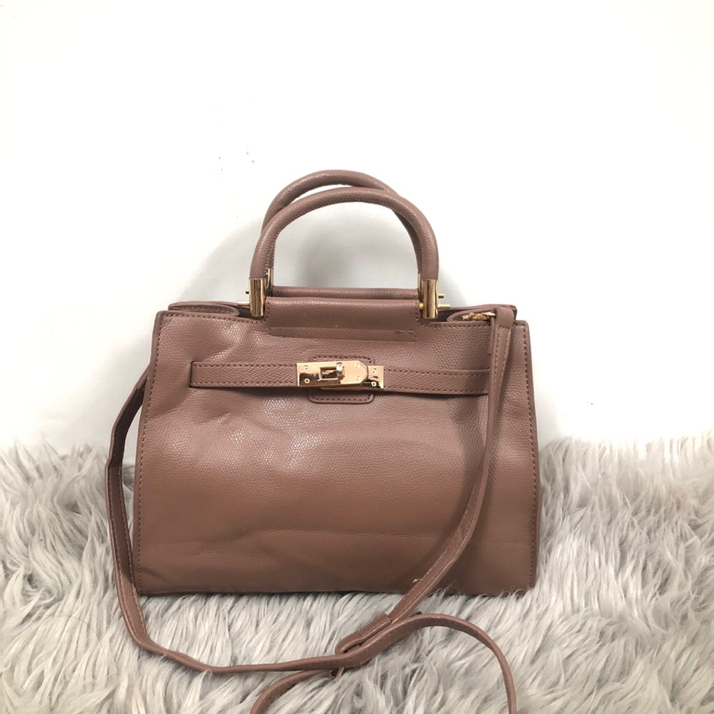 Túi si. Túi qua sử dụng, da túi có dấu cấn kiện. Sz  N25* C19* R10