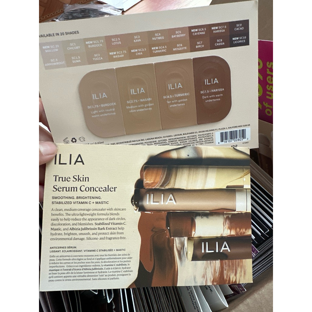 che khuyết điểm ilia Ilia concealer sample card swatched next to concealers from my collection