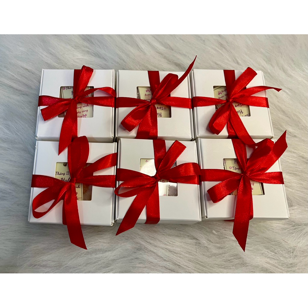 SÁP THƠM HOA CÚC – HỘP TRẮNG NƠ ĐỎ | HENEC HOME SCENT