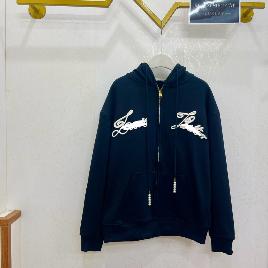 [💥 HOT ITEM]  Áo Khoác Nỉ - Jacket Lệ Vi Đen Thêu Logo Dây Thừng Phối Hạt Ngọc - Bản Cao Cấp