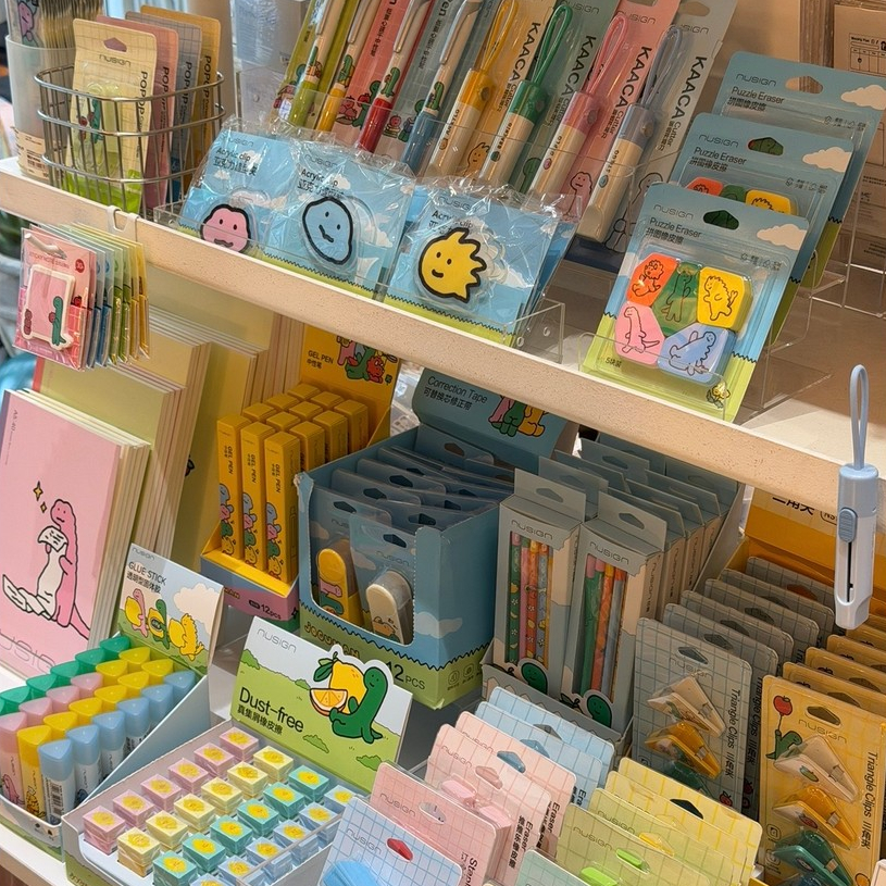 [P2: BST NUSIGN x JOGUMAN] Bộ Sưu Tập Dụng Cụ Học Tập Hoạ Tiết Joguman Chú Khủng Long Đáng Yêu