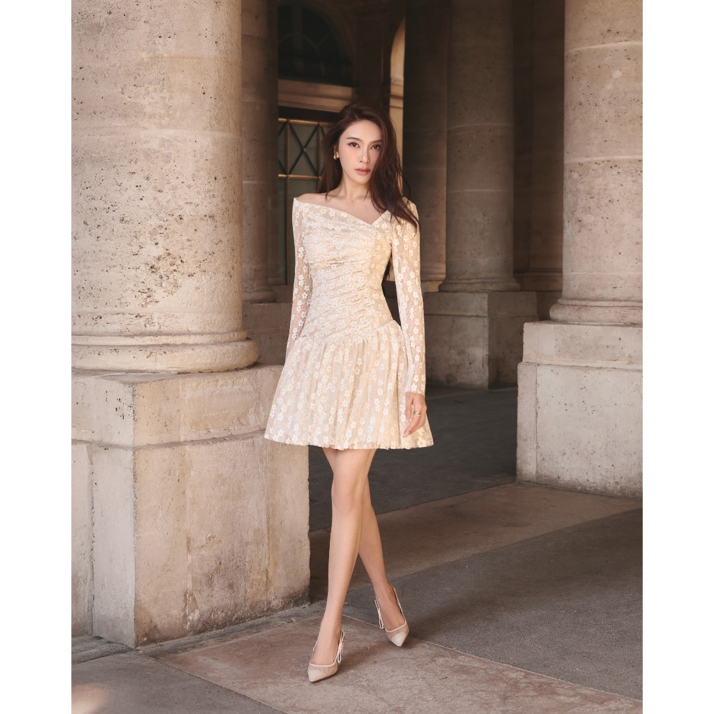 LOVELYN Nyssa - Đầm Mini Váy Trễ Vai Drappping Tay Dài Hoạ Tiết Hoa Nhí