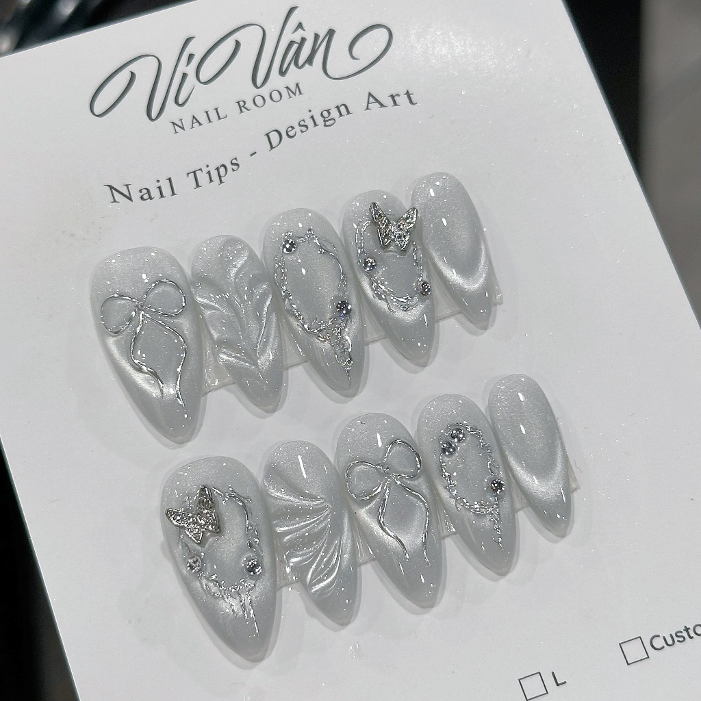 Nail box mắt mèo y2k màu bạc. Móng giả thiết kế mắt mèo ánh trăng