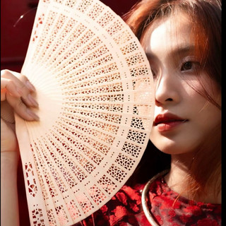 Các mẫu quạt xoè quạt cầm tay bằng gỗ xinh xắn, đạo cụ chụp hình tết cô dâu áo dài