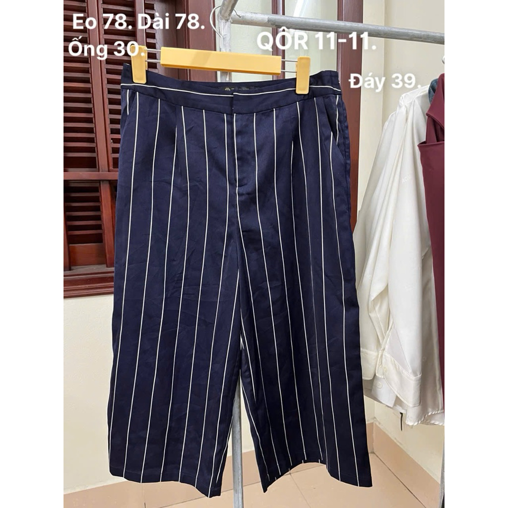 Quần ống rộng dáng ngắn eo 78cm, dài 78cm.