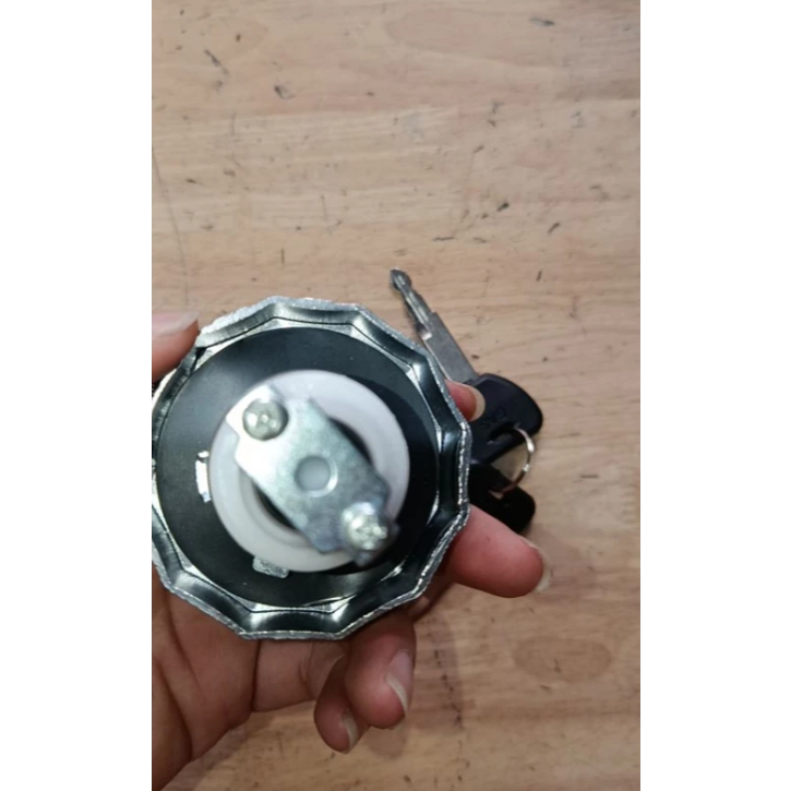 Nắp bình dầu (nắp bình nhiên liệu) Isuzu NQR, Isuzu FVR, Isuzu NPR, Isuzu FRR, Isuzu QKR 210 đầu vuô