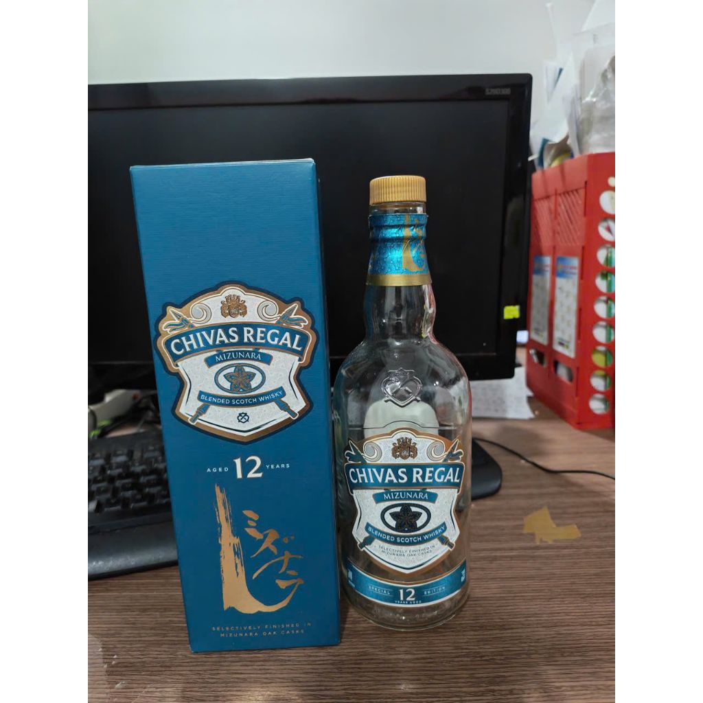 Vỏ chai Chivas12 700ml kèm hộp dùng để trang trí trưng bày