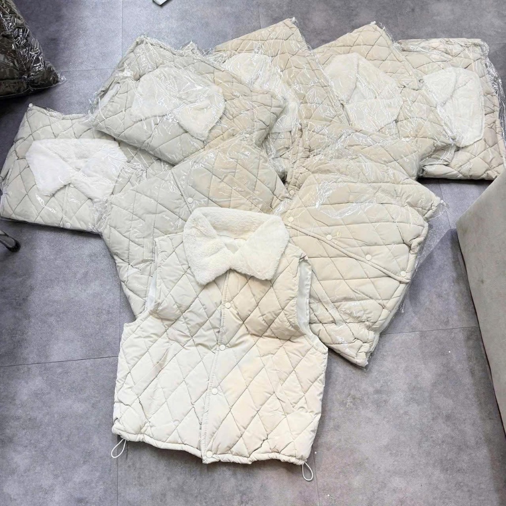 Áo Phao Gile Nữ Trần Trám Cổ Lông Chất Nhung Lì Có Túi 2 Bên Áo Khoác Phao Gile Nữ Có Dây Rút Dưới Áo Gile Phao 3 Màu | BigBuy360 - bigbuy360.vn