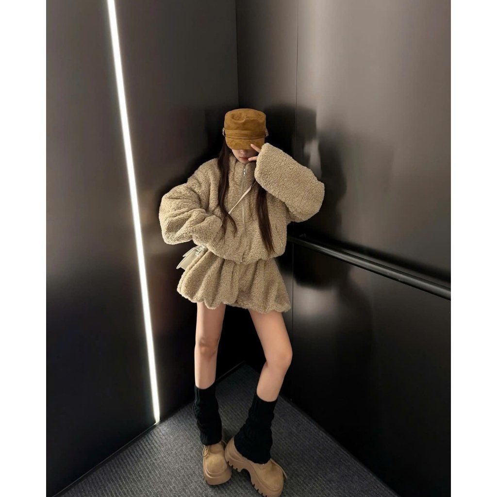 Set Bộ nữ thu đông croptop Kèm Quần Short Ngắn, Áo Trễ Vai Đan Dây Chiết Eo Phối Kẻ Sọc Ciberti | BigBuy360 - bigbuy360.vn