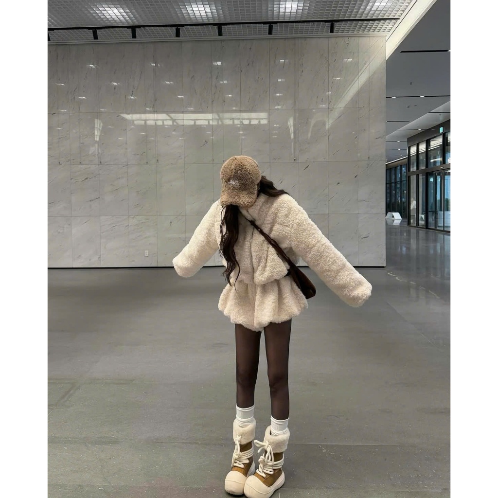 Set Bộ nữ thu đông croptop Kèm Quần Short Ngắn, Áo Trễ Vai Đan Dây Chiết Eo Phối Kẻ Sọc Ciberti | BigBuy360 - bigbuy360.vn