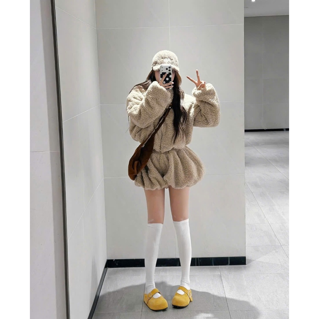 Set Bộ nữ thu đông croptop Kèm Quần Short Ngắn, Áo Trễ Vai Đan Dây Chiết Eo Phối Kẻ Sọc Ciberti | BigBuy360 - bigbuy360.vn