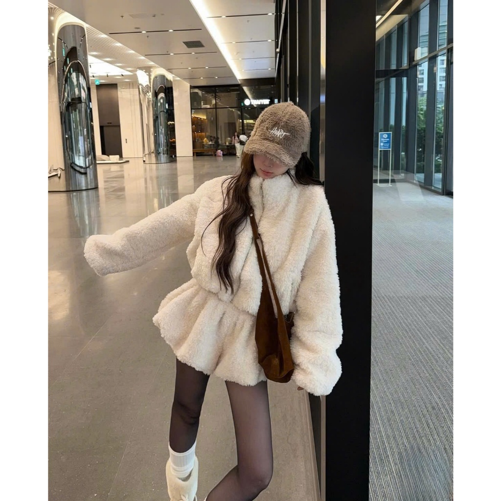 Set Bộ nữ thu đông croptop Kèm Quần Short Ngắn, Áo Trễ Vai Đan Dây Chiết Eo Phối Kẻ Sọc Ciberti | BigBuy360 - bigbuy360.vn