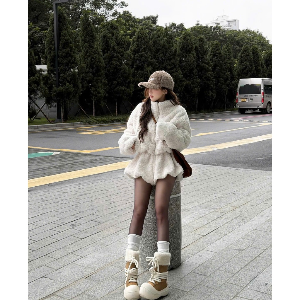 Set Bộ nữ thu đông croptop Kèm Quần Short Ngắn, Áo Trễ Vai Đan Dây Chiết Eo Phối Kẻ Sọc Ciberti | BigBuy360 - bigbuy360.vn