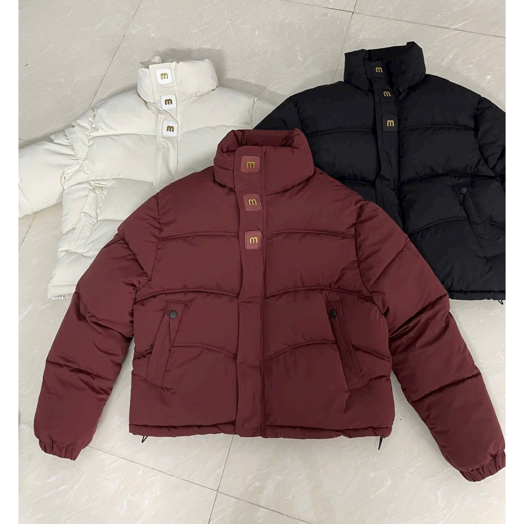 Áo phao béo nữ họa tiết đính logo chữ M, áo khoác phao form croptop phối cúc bo chun có dây rút basic dày dặn ấm áp