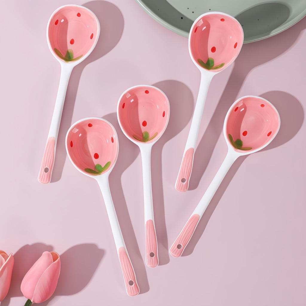 🍓 Muỗng Sứ Họa Tiết Dâu Tây Dễ Thương 16.5cm – Muỗng Canh/ Muỗng Ăn Cơm Men Bóng Cao Cấp, Đồ Dùng Bếp Decor Hàn