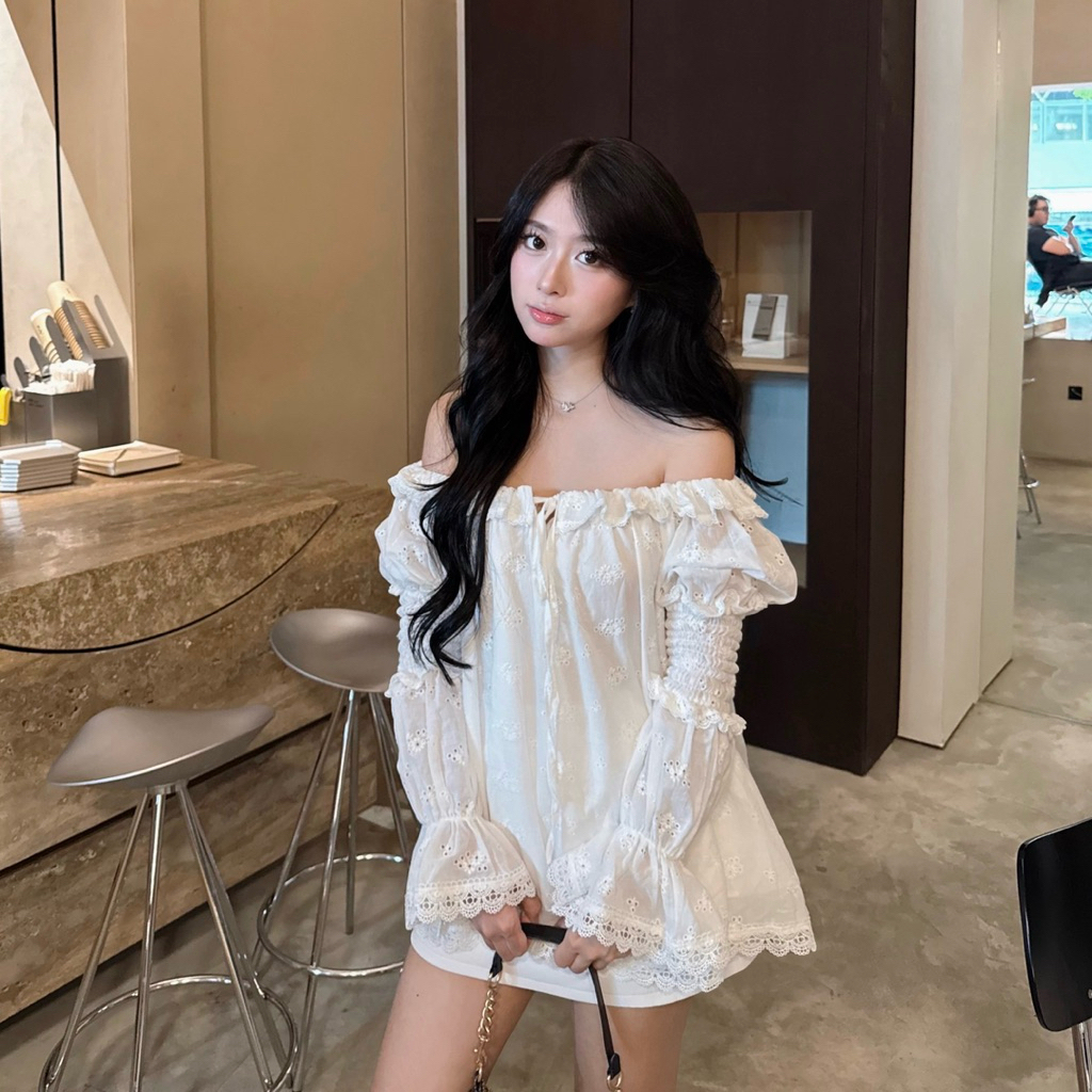 | 𝗹𝗶𝘇𝘇𝗶𝗲.𝗿𝗼𝗼𝗺 | Nancy Top Áo Trễ Vai Ren by Lizzie - AUTUMN OOTD