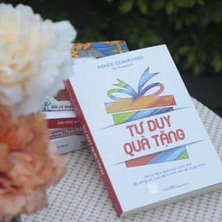 Sách: Tư Duy Quà Tặng - Mở 12 món quà của cuộc đời để sống có mục đích, kết nối và cống hiến