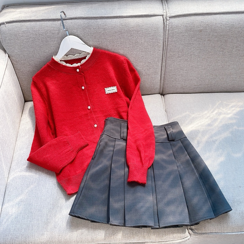 Áo len cổ viền ren