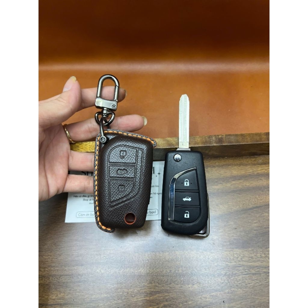Bao da handmade chìa khoá xe Toyota Hilux 2025, chìa cơ bật