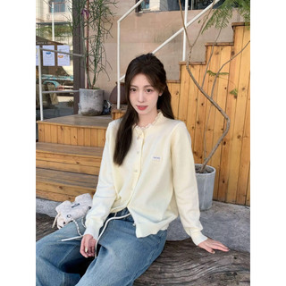 Áo len cổ viền ren
