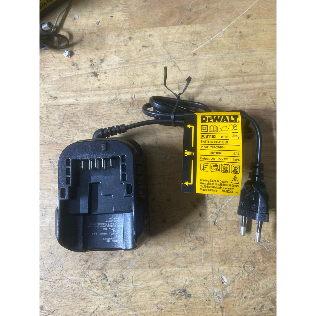 Đế sạc pin chính hãng Dewalt DCB1102 B101 (12v-21v)