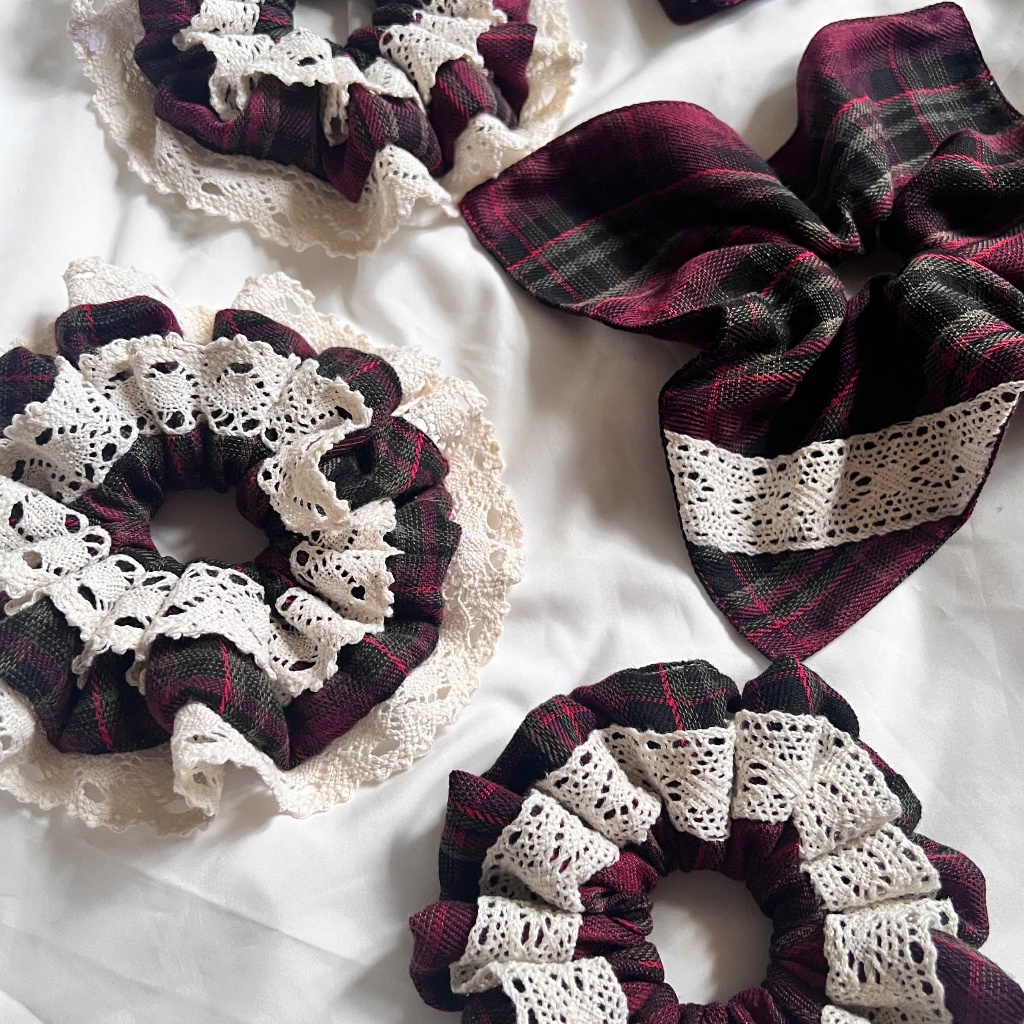[Handmade] Scrunchies họa tiết kẻ đỏ tông màu đỏ cổ điển