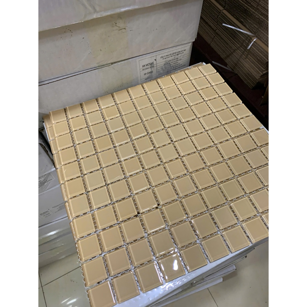 Gạch trang trí dán tường mosaic thuỷ tinh cao cấp màu be. Tấm mosaic thủy tinh 30cm