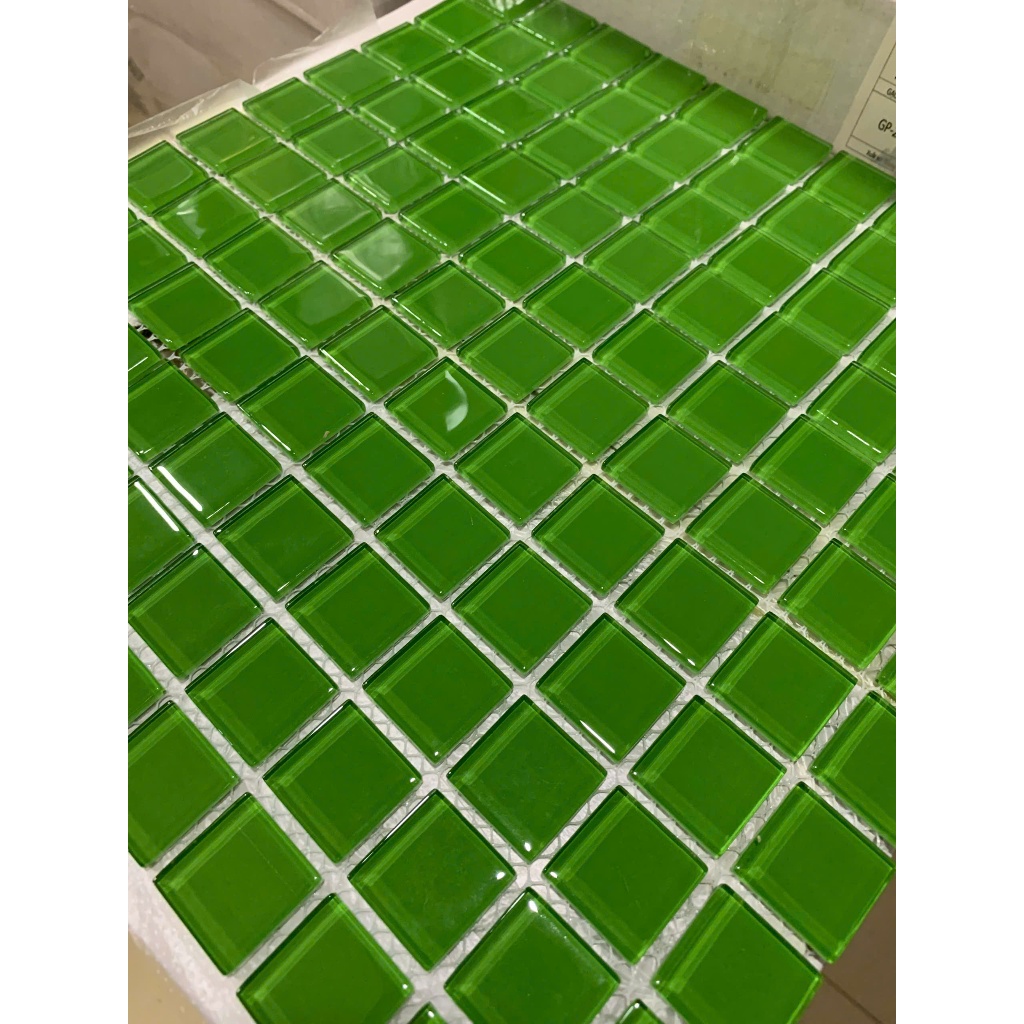Gạch Mosaic Thuỷ Tinh mẫu mới xanh lá đậm siêu đẹp. Tấm mosaic thủy tinh xanh lá 30cm