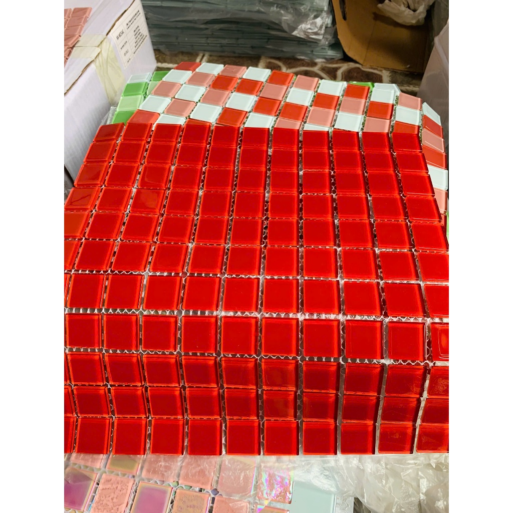 Gạch Mosaic thủy tinh đỏ đậm đẹp và đặc sắc. Tấm mosaic thủy tinh 30cm decor
