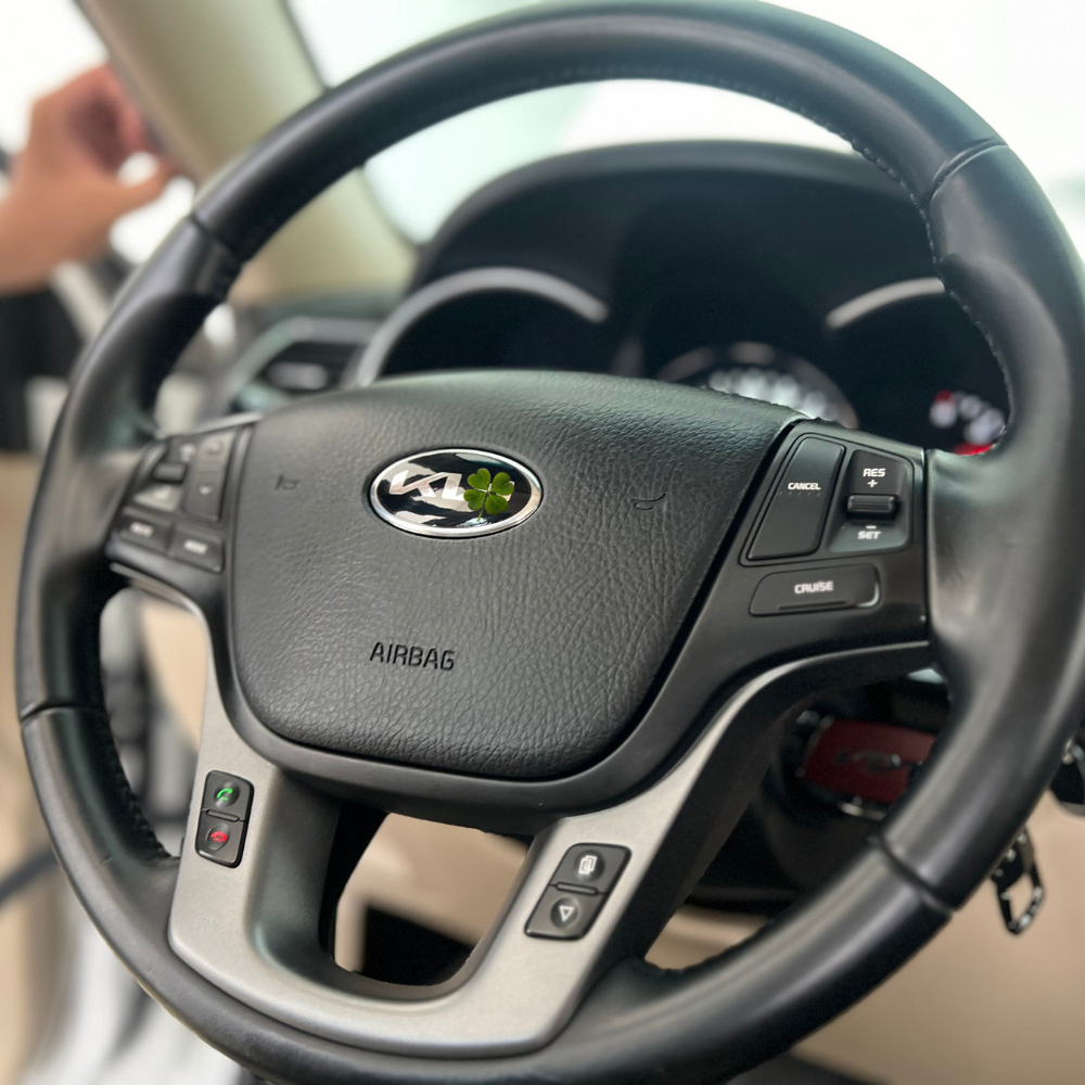 Decal phủ nhũ phản quang trang trí khu vực logo vô lăng xe KIA