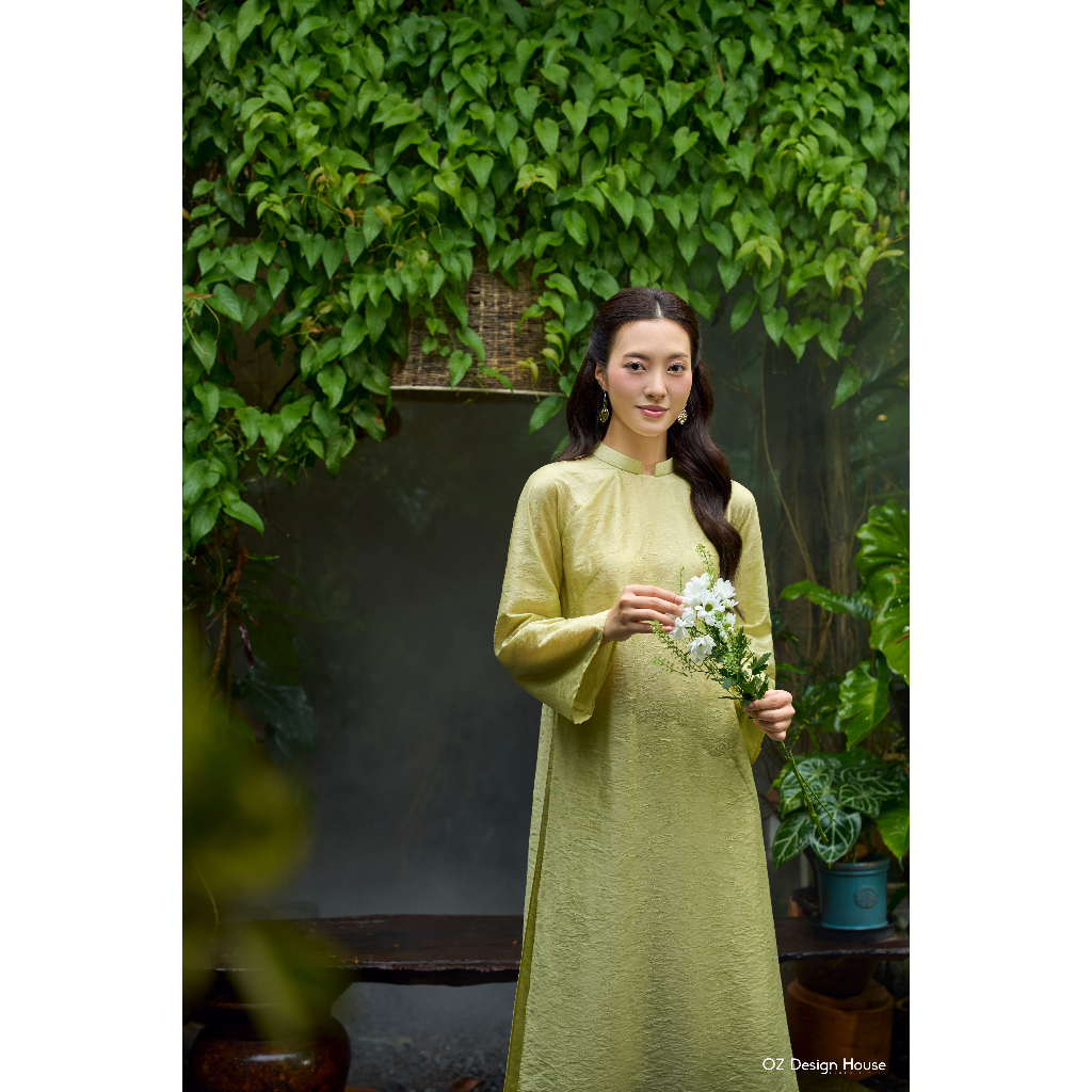 Áo dài OZ Design House AD44906TKE25 lụa tencel cổ tầu hoạ tiết lá chìm màu vàng nhạt