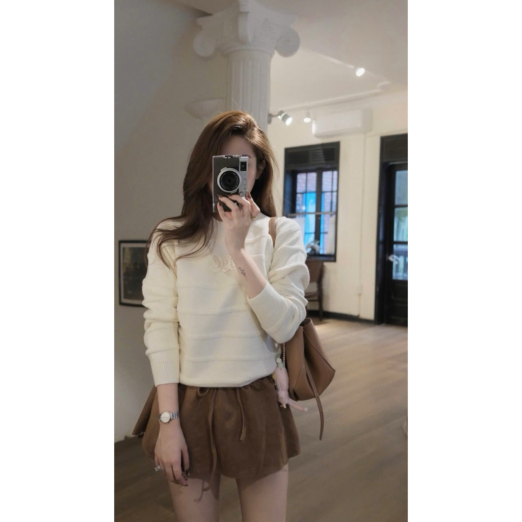 Áo Len Thêu Logo Ngực Aimee • Melanie Studio