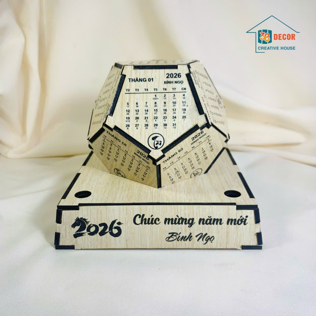Lịch gỗ ngũ giác 12 mặt năm 2026 mẫu L01, lịch gỗ có đế để bàn, Để Khắc Tên Logo Theo Yêu Cầu vui lò