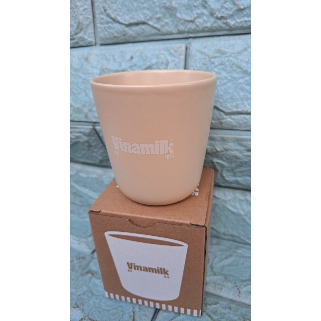 Ly sứ Donghwa quà từ Vinamilk màu be.