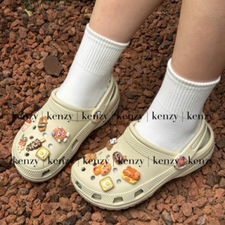  giày sục unisex nam nữ đều đi được tặng sẵn sticker trang trí dép đủ size từ 35 đến 43 