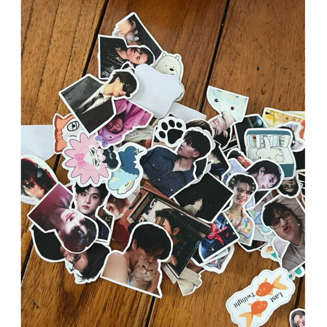 BỘ 25 CÁI STICKER NGẪU NHIÊN CP PONDPHUWIN, JIMMYSEA, WILLIAMEST, LYKN,… STICKER NGẪU NHIÊN DIỄN VIÊ