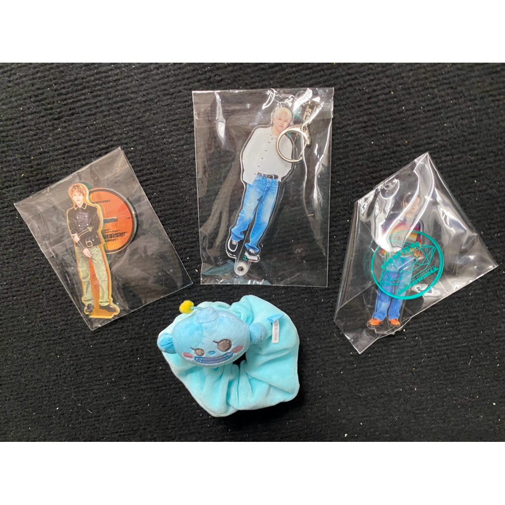 Treasure offcial goods set 4 món Arcylic Standee goods như hình