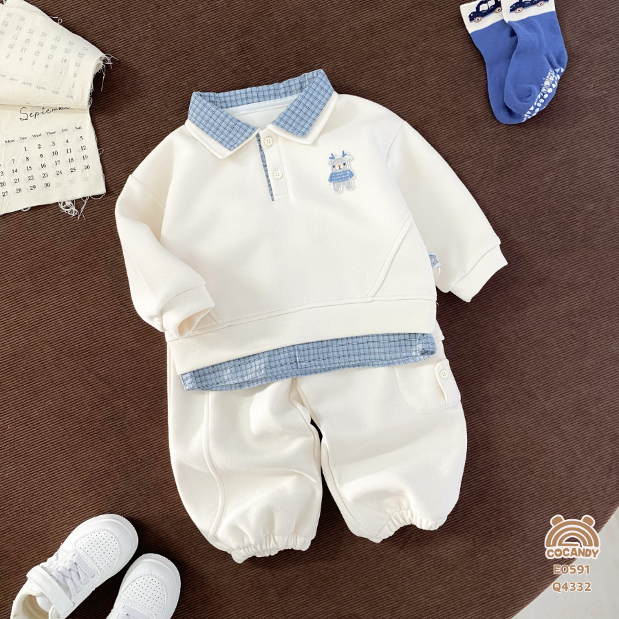 Set cho bé COCANDY -Áo dài TRẮNG phối caro XANH và Quần dài BE phối 1 túi ốp sườn logo COCANDY E0591