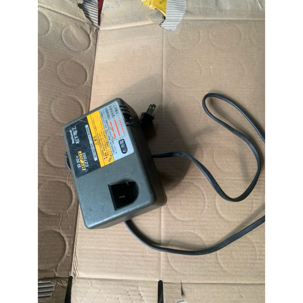 Sạc National từ 7v2-12v cắm điện 100-110v, sạc sống ok