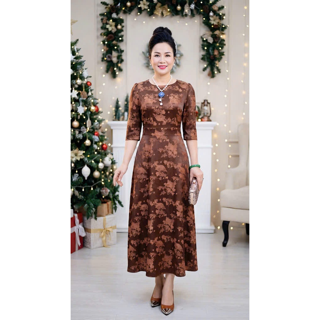 M822 - Đầm Cổ Tròn Gấm Đi Tiệc TÌNH LÊ, BST Gấm Hoa Cho Mẹ - Họa Tiết Lịch Sự Sang Trọng