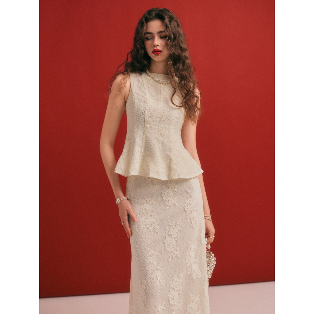 Áo Ren Cổ Thuyền Thêu Nổi Carolina | 4612 | Lana Official