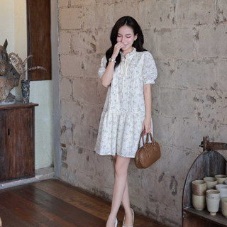  MARC FASHION Đầm Kiểu Nữ Tơ Thêu Họa Tiết Form Suông Xếp Li Thân Trước - FAVH122124 