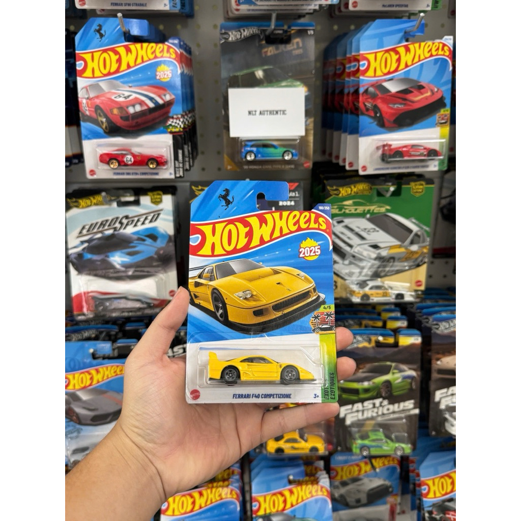 Xe Hotwheels FERRARI F40 COMPETIZIONE Vàng ( card bị đục lỗ )