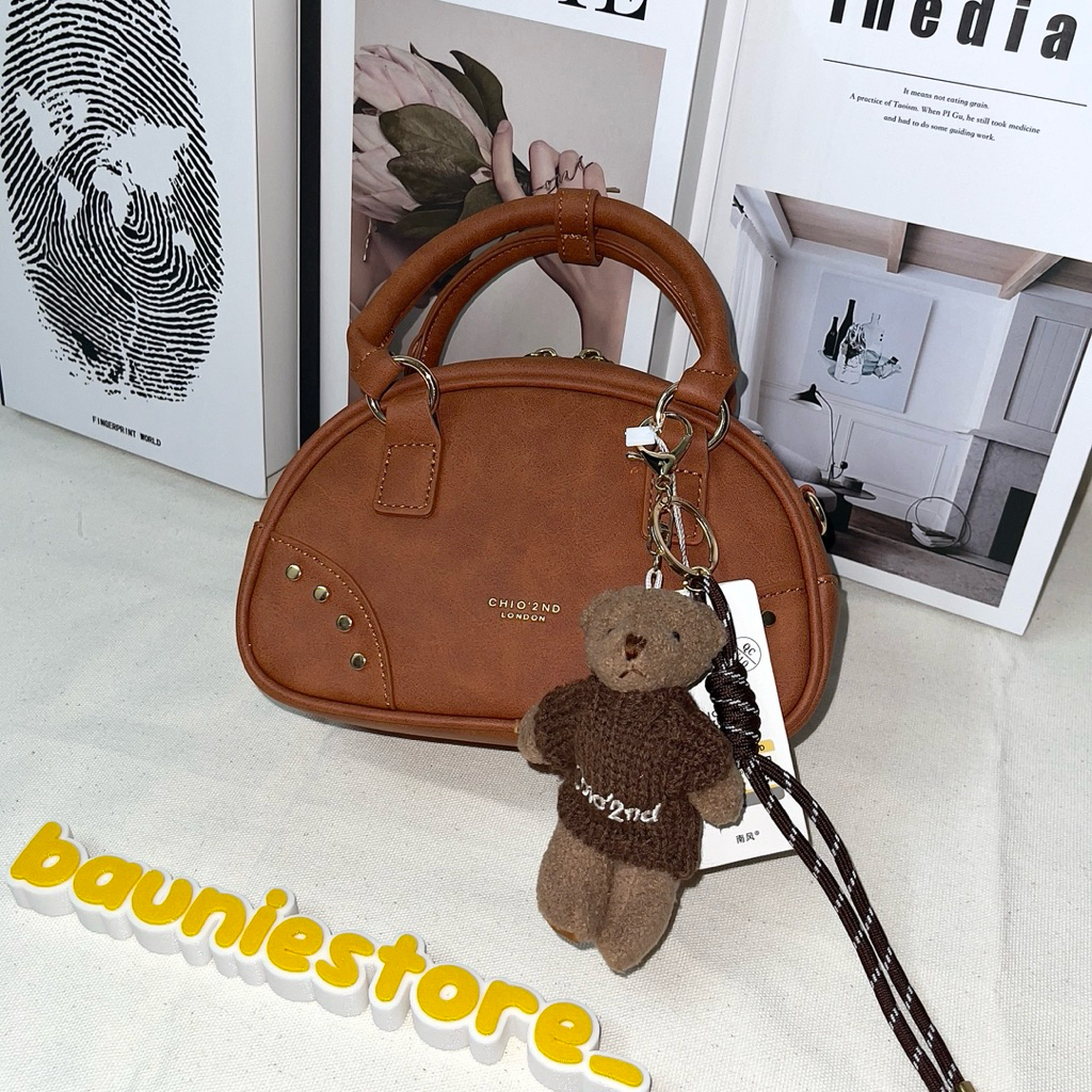 𝑩𝒂𝒖𝒏𝒊𝒆 𝒔𝒕𝒐𝒓𝒆 👜 (Sẵn) Túi chio'2nd viền đinh kèm charm gấu